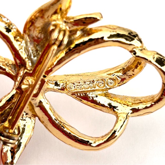 Gerry’s Signed Gold Tone Faux Pearl Vintage Brooch - Picture 8 of 8